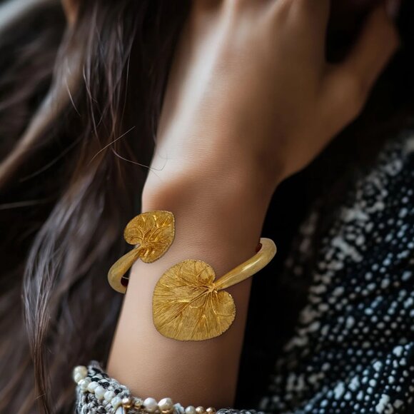 Oscar de la Renta Gold-Tone Lotus Blossom Leaf Cuff Bracelet – Rare Collectible - Picture 2 of 10